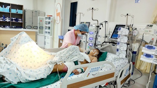 20 Y bác sĩ "Chạy đua" suốt 6 tiếng để có thể cứu sống bé gái container tông nguy kịch