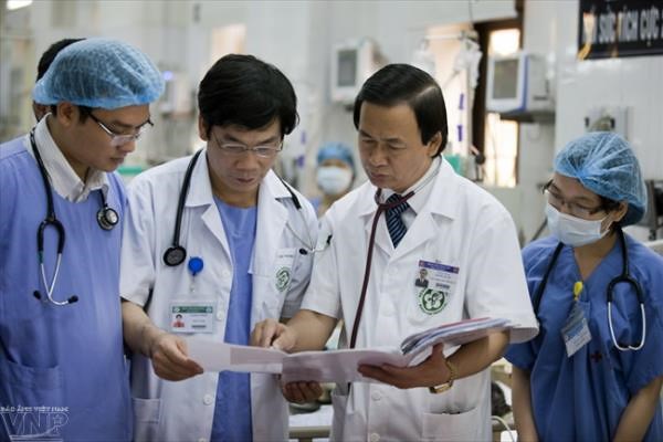 Bác sĩ làm thêm kiếm tiền