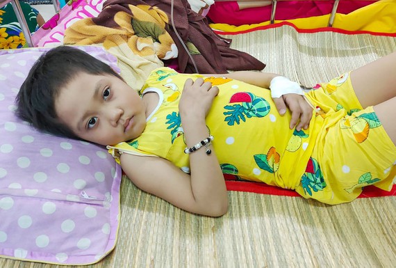 Bé Ngọc Linh trông chờ vào những vòng tay nhân ái giúp đỡ