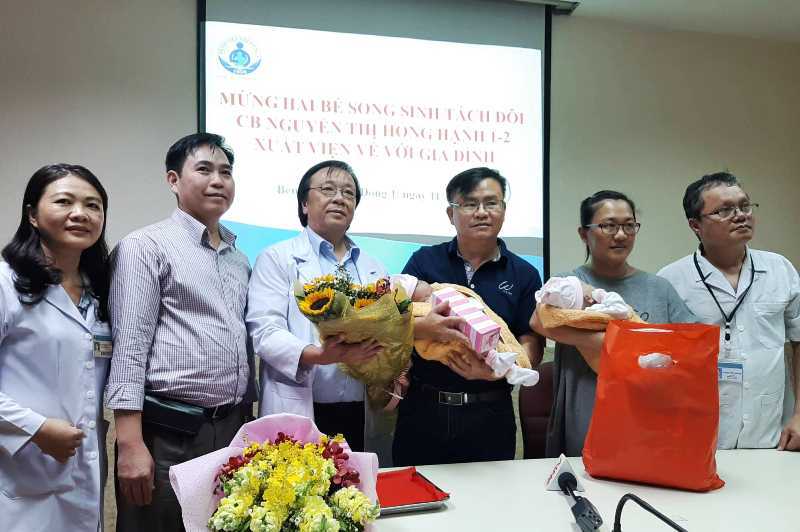 Cặp đôi song sinh dính liền có chung lá gan khỏe mạnh trong ngày xuất viện