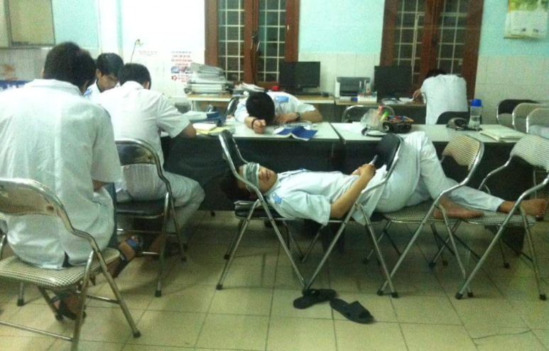 Chỉ có thể là sinh viên ngành Y: "Ăn tranh thủ, ngủ khẩn trương, ế là bình thường"
