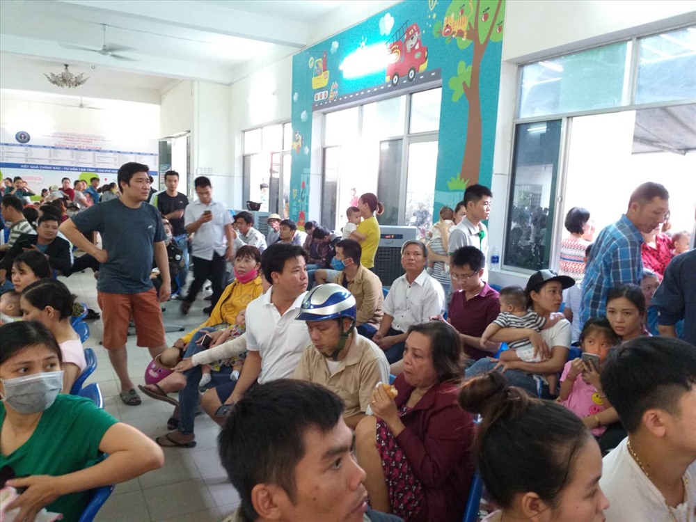 ĐÀ NẴNG: "Vỡ trận" khi đưa con đi tiêm vắc – xin 6 trong 1 cho con