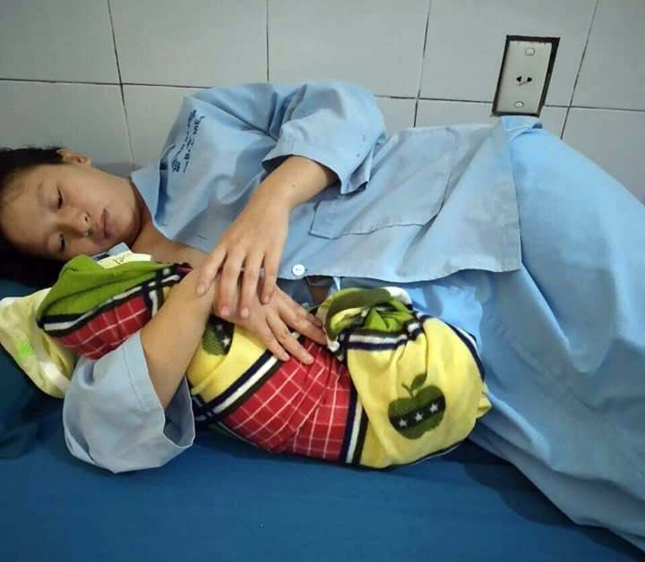 HÀ GIANG: Bác sĩ ra bến thuyền đỡ đẻ cho sản phụ 16 tuổi