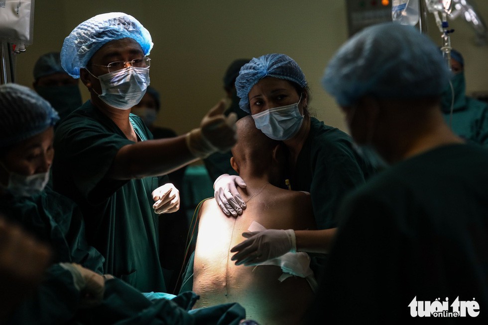 Lý do người mẹ bị ung thư vú giai đoạn cuối phải mổ đẻ ở tư thế ngồi