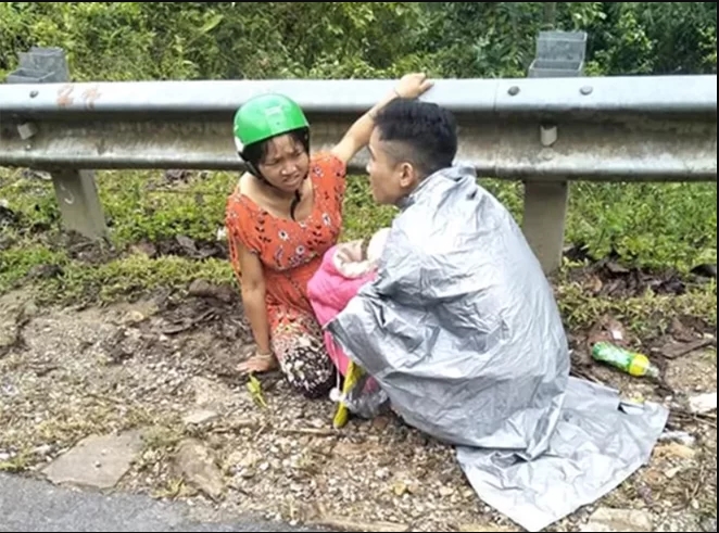 NGHỆ AN: Chồng đỡ đẻ cho vợ ở bên lề đường