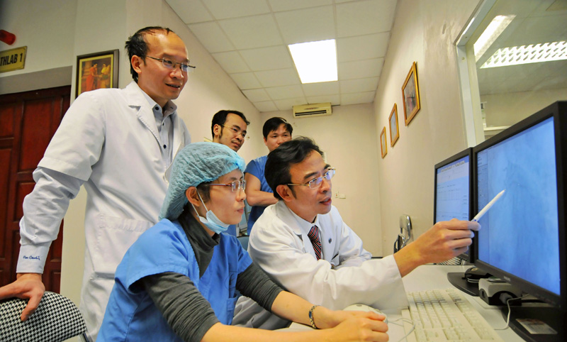 Nghề Bác sĩ: "An phận thì làm bệnh viện công, muốn lương cao làm bệnh viện tư"