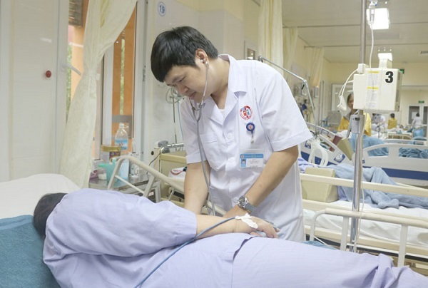 Người đàn ông 48 tuổi nguy kịch vì ăn nhộng tằm