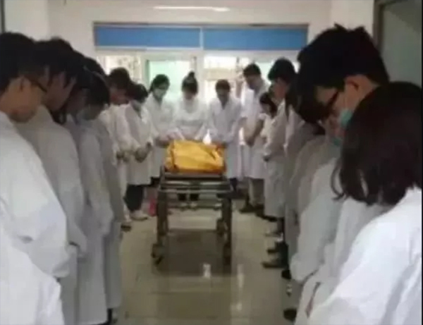 Nữ Y tá 25 tuổi chết vì bệnh ung thư và hành động cuối cùng khiến mọi người phải cúi đầu