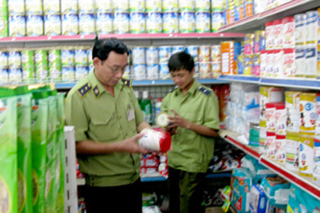 Phát hiện trộn thuốc tránh thai vào trong sữa bột của trẻ
