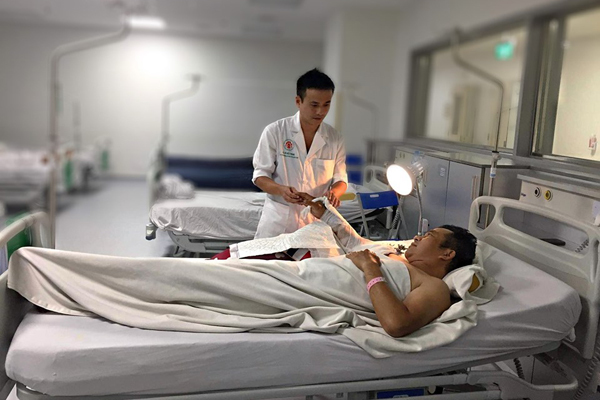 Quảng Ninh: Cánh tay đứt lìa khỏi cơ thể nhiều giờ nhưng vẫn sống lại