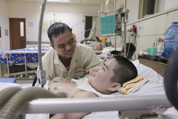 Sau 2 năm sống thực vật, bất ngờ cậu bé tỉnh dậy và mỉm cười rạng rỡ
