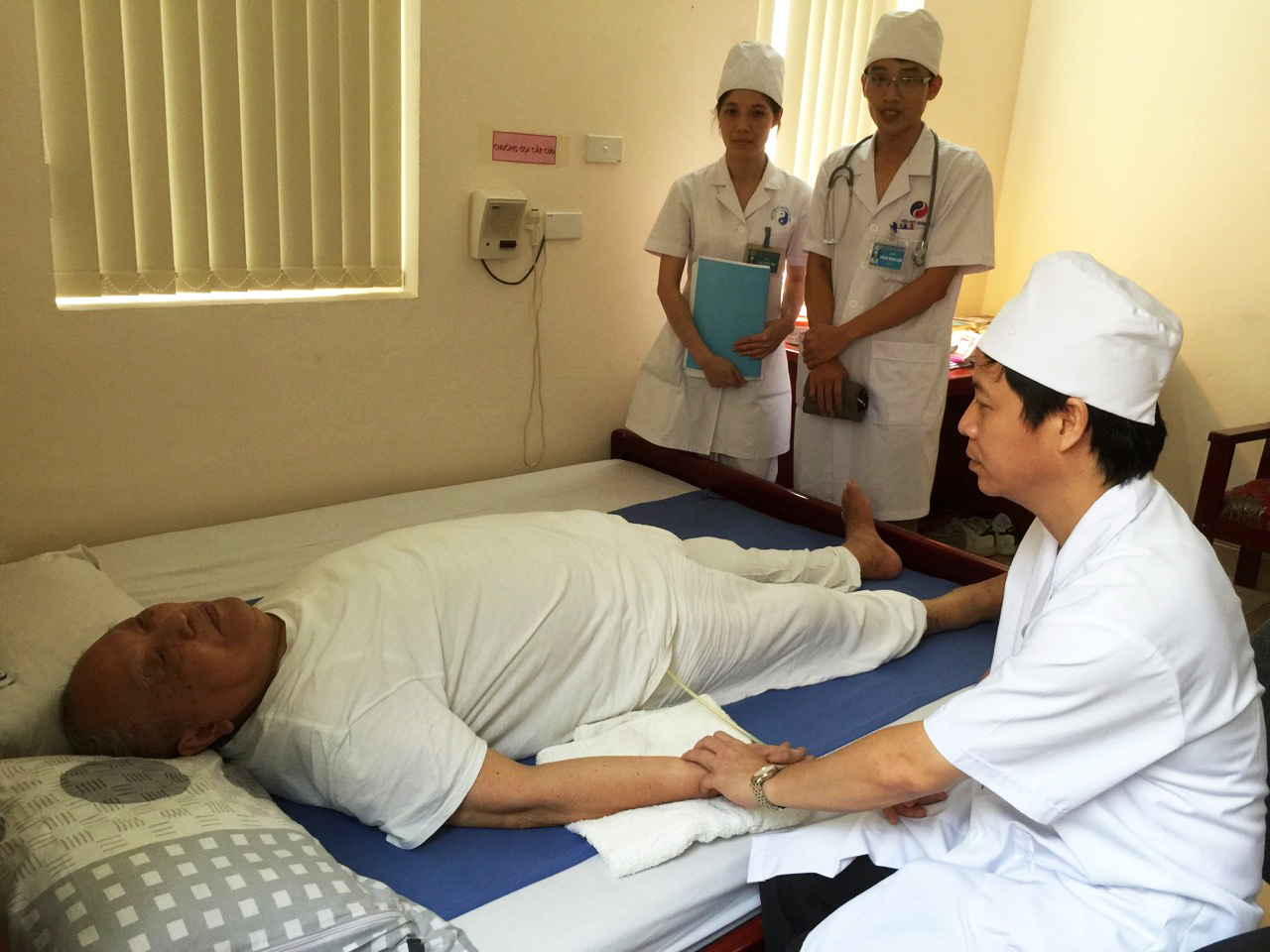 Tăng mức lương để bác sĩ chuyên tâm vào nghề và giữ vững được Y đức