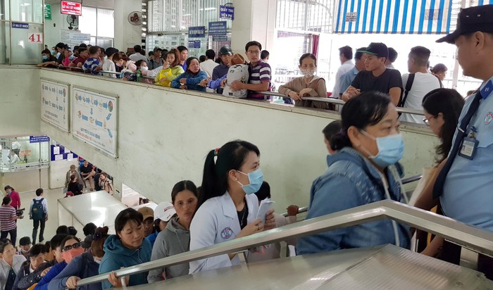 Thu nhập ở bệnh viện công: Lương Bác sĩ giỏi còn thấp hơn Điều dưỡng