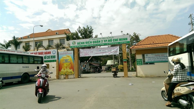 TIN TỨC: Đang ngồi trực, bất chợt bác sĩ bị bệnh nhân chém vào mặt