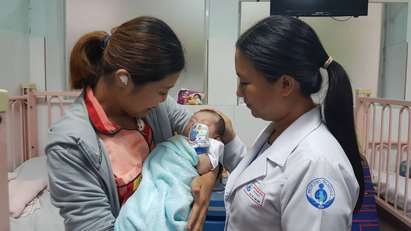 Xúc động cảnh 20 bác sĩ chạy đua với thời gian để cứu sống trái tim dị tật cho bé 2 ngày tuổi