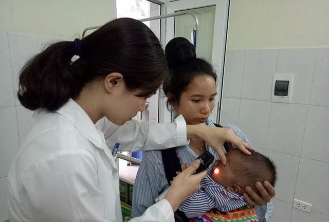 Bé trai hỏng một mắt vì được mẹ nhỏ sữa vào mắt