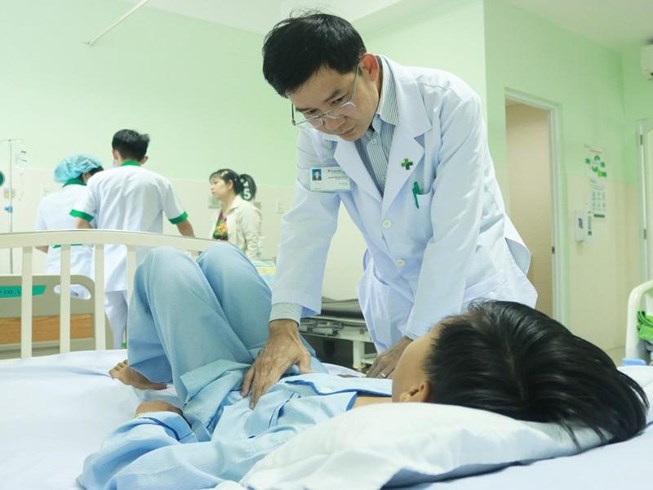 Bé trai vỡ lách do té cây nhãn được truyền máu hoàn hồi