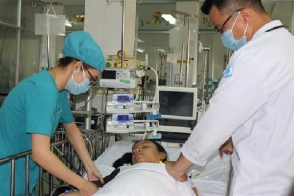 Bị nôn ói suốt 6 tháng, bé gái 13 tuổi vẫn không tìm ra nguyên nhân