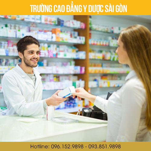 Công việc của dược sĩ không chỉ đơn giản là quầy thuốc