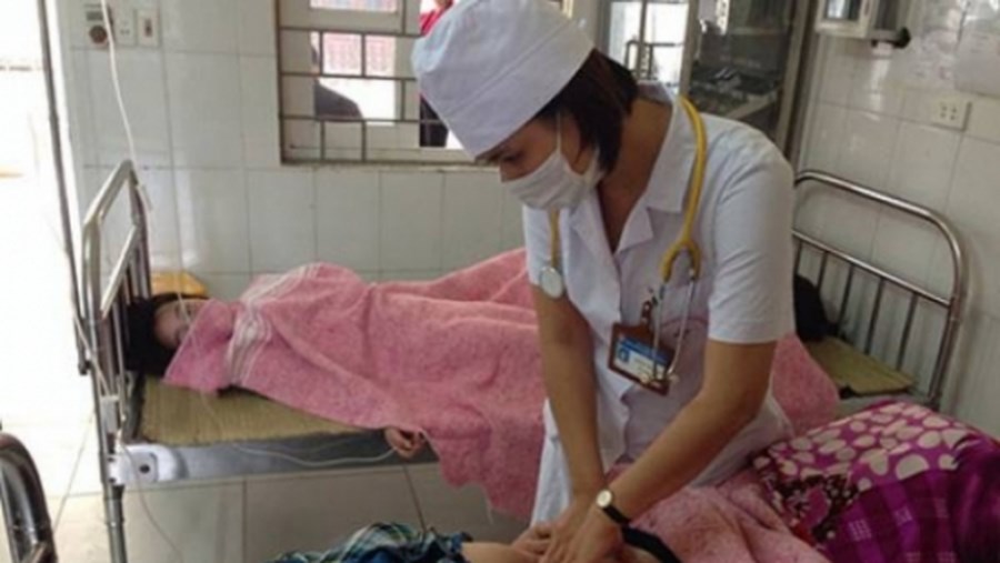 Học viên ở Hà Nội nhập viện đến hàng chục người sau khi ăn bữa cơm tối