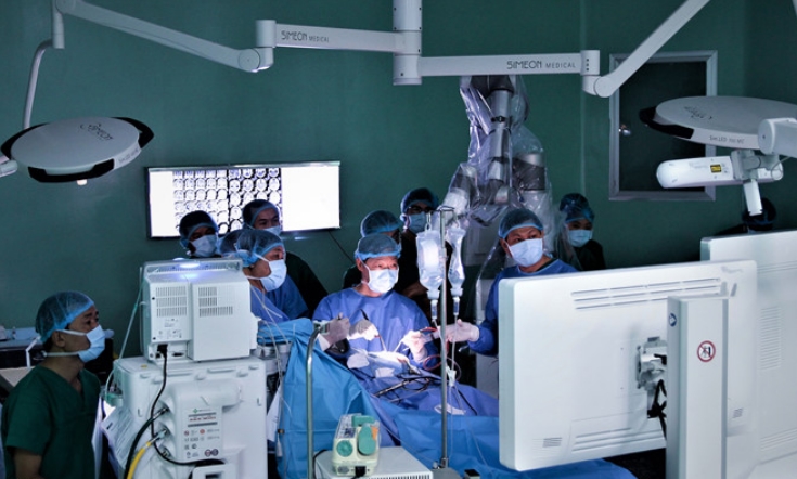 Lần đầu tiên ở Châu Á, Bác sĩ việt mổ u não thành công bằng robot
