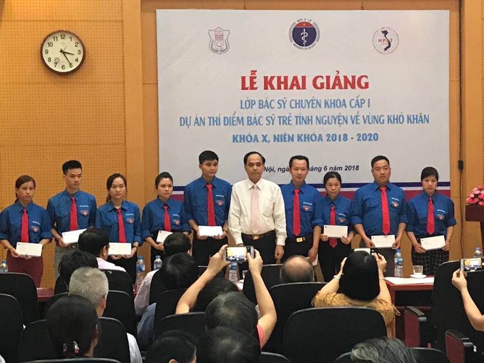Nhiều bác sĩ trẻ tình nguyện về huyện nghèo chăm sóc sức khỏe cho người dân