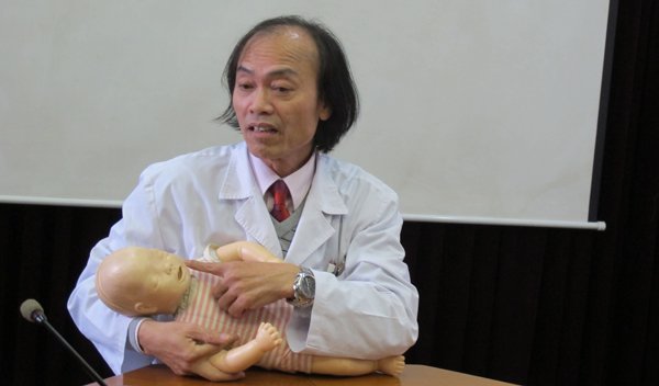 TS Nhi khoa: Tuyệt đối không được làm 5 việc sau khi trẻ SỐT CAO kẻo HẠI CHẾT con