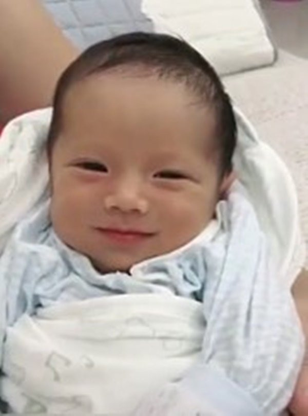 Xôn xao đoạn clip em bé sơ sinh đẹp nhất VN, chỉ mỉm cười hút ...