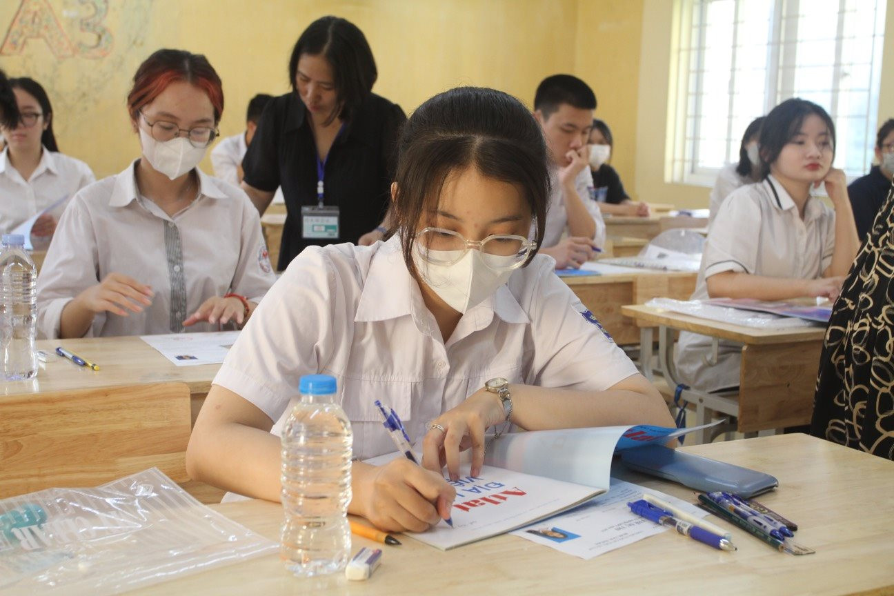 Đề thi thử Tốt nghiệp THPT môn Ngữ văn năm 2023-2024 trường THPT Trần Đình Xu