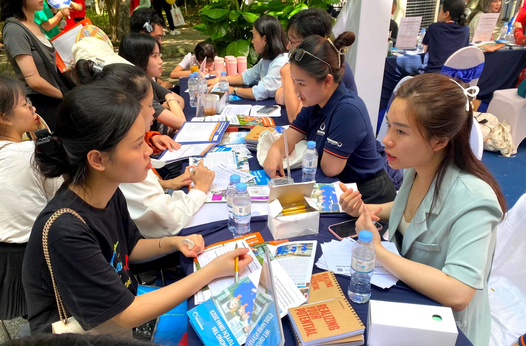 Thay vì giảm/bỏ chỉ tiêu xét tuyển bằng học bạ hãy kết hợp phương thức xét tuyển