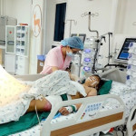 20 Y bác sĩ "Chạy đua" suốt 6 tiếng để có thể cứu sống bé gái container tông nguy kịch