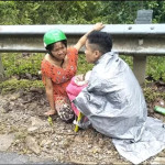 NGHỆ AN: Chồng đỡ đẻ cho vợ ở bên lề đường