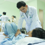 Bé trai vỡ lách do té cây nhãn được truyền máu hoàn hồi