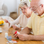 Tìm hiểu các nguyên tắc và lưu ý khi dùng thuốc ở người già