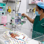 Kỳ tích giải cứu bé gái sinh non 25 tuần chỉ nặng 740gram