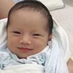 Xôn xao đoạn clip em bé sơ sinh đẹp nhất VN, chỉ mỉm cười hút triệu tim, biết bố mẹ mà choáng